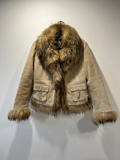 Veste en cuir beige avec bordures en fourrure