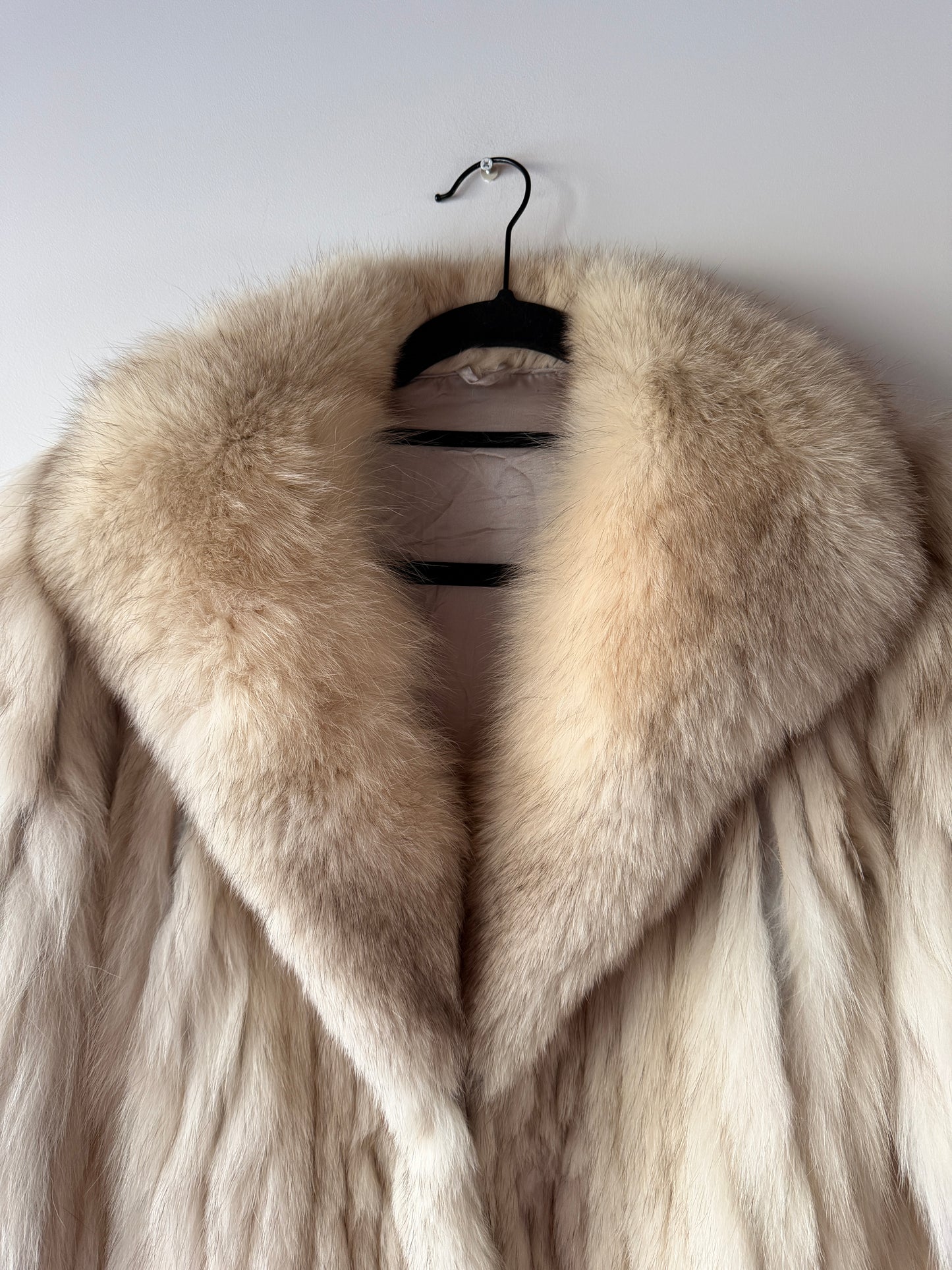 Manteau en fourrure galonné blanc