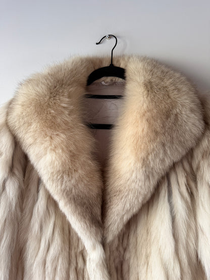 Manteau en fourrure galonné blanc
