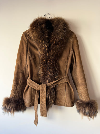 Veste en cuir marron avec bordures en fourrure
