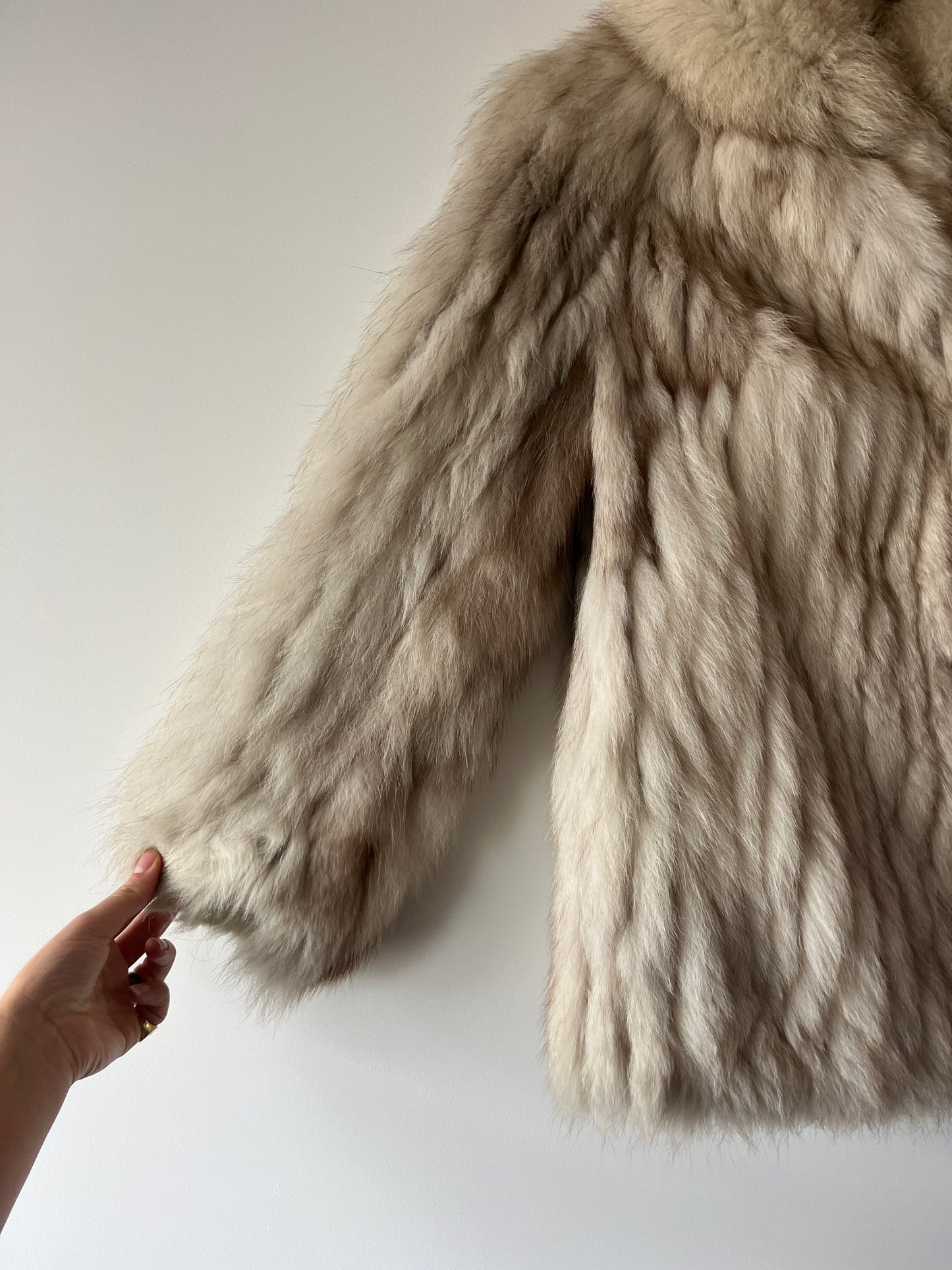 Manteau en fourrure galonné blanc
