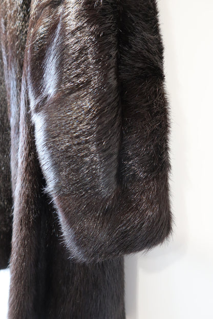 Manteau en fourrure marron foncé