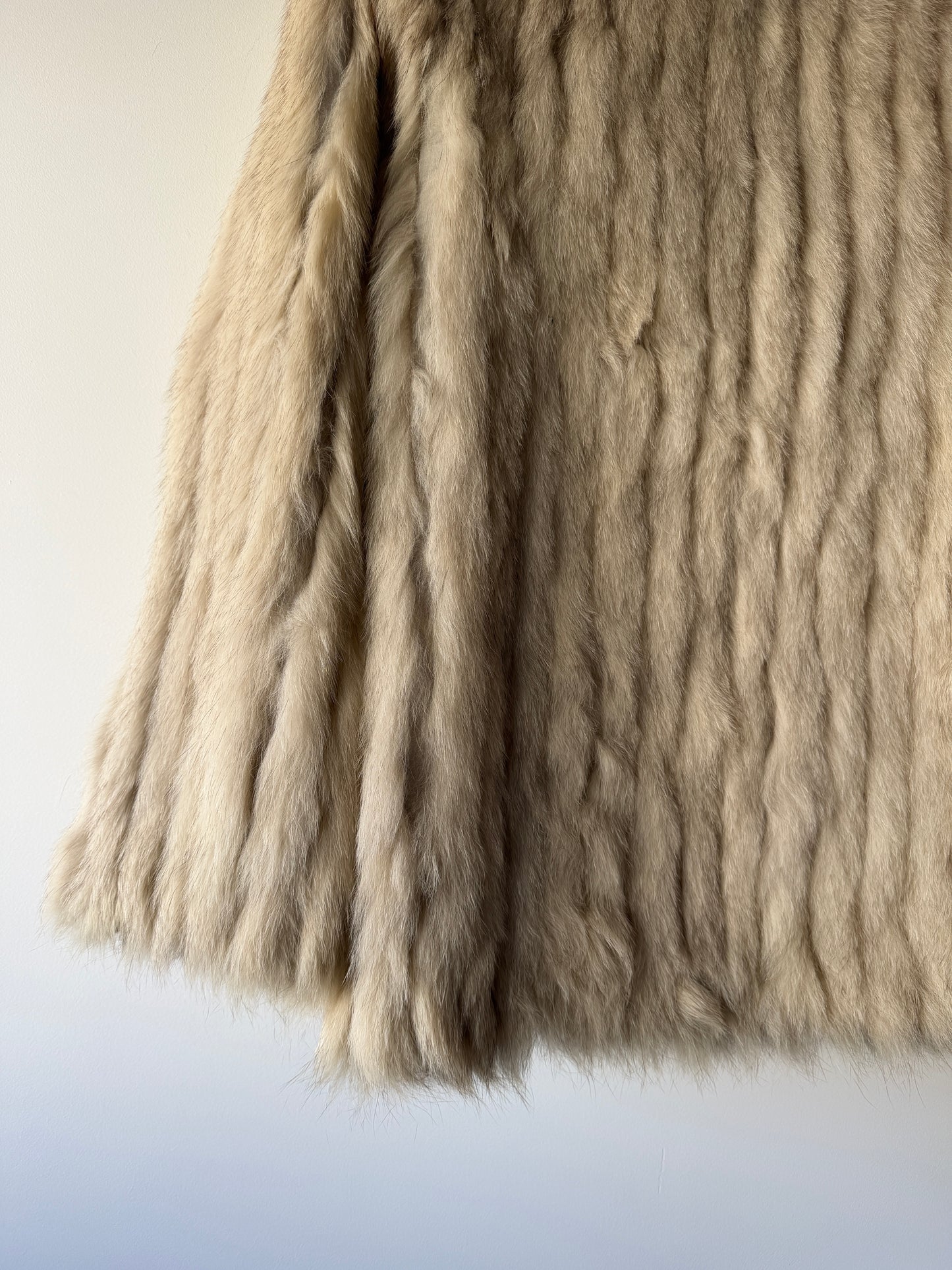 Manteau en fourrure galonné blanc