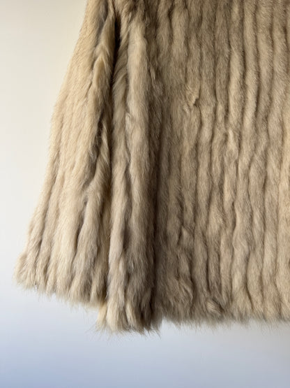 Manteau en fourrure galonné blanc