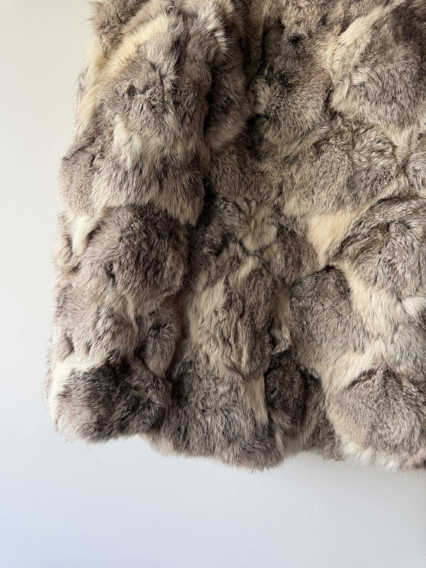 Manteau en fourrure gris et blanc