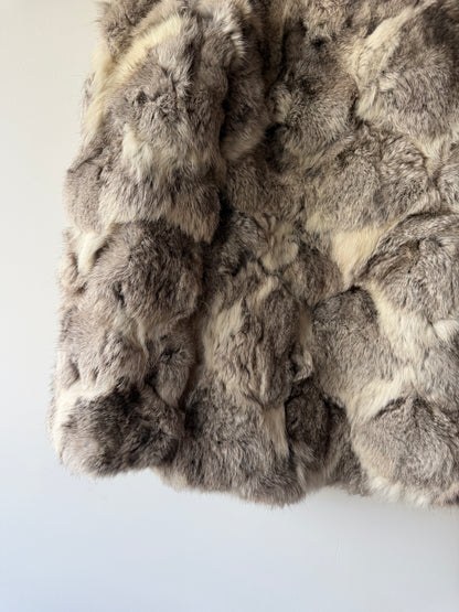 Manteau en fourrure gris et blanc