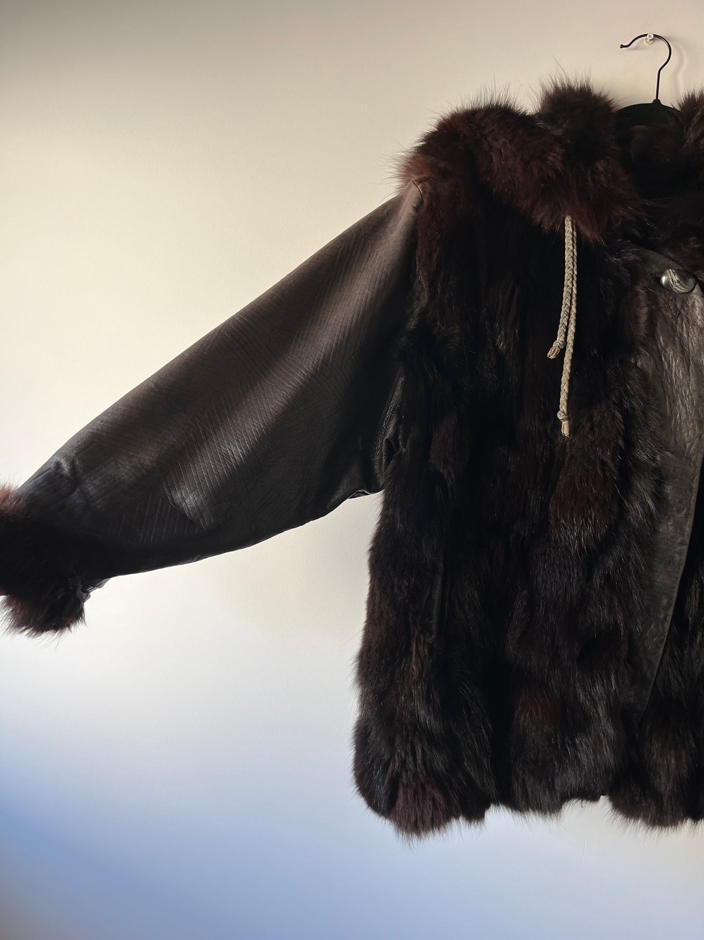 Veste en fourrure et cuir marron à capuche