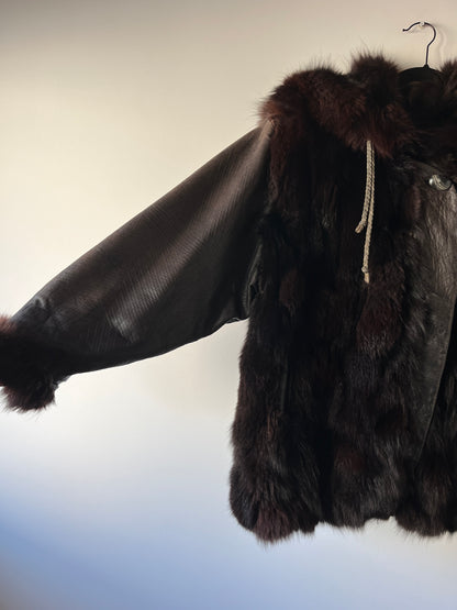 Veste en fourrure et cuir marron à capuche