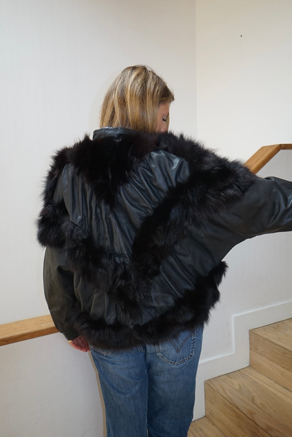 Veste en cuir et fourrure à manches chauve-souris