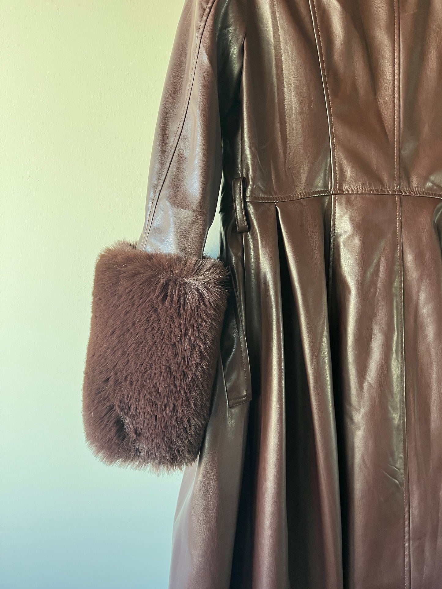 Manteau en simili cuir bordeaux et bordures en fausse fourrure