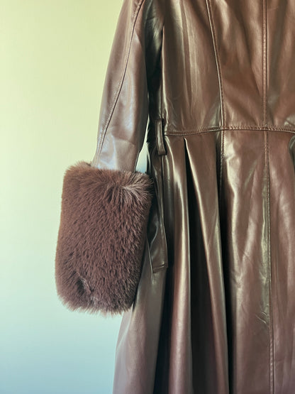 Manteau en simili cuir bordeaux et bordures en fausse fourrure
