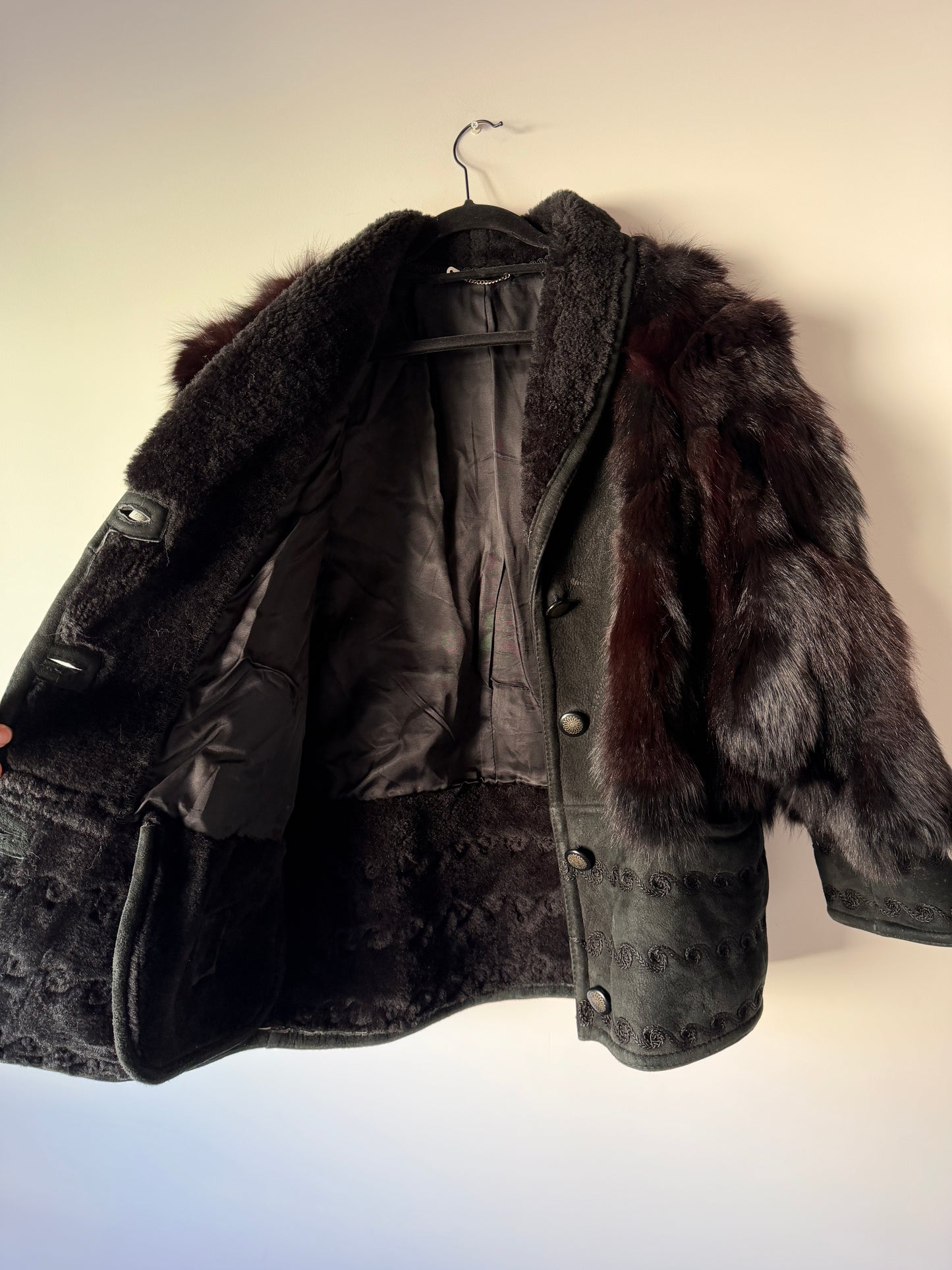 Veste en peau lainée et fourrure