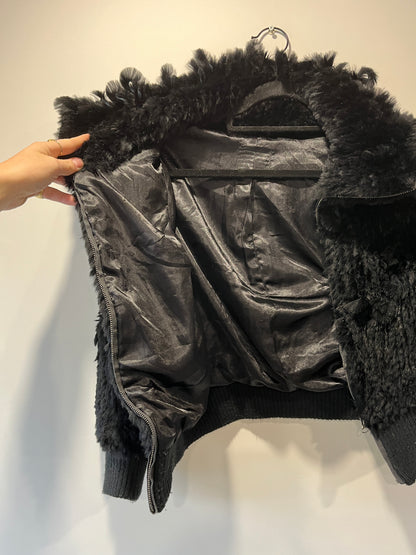 Veste en fourrure noire tressée