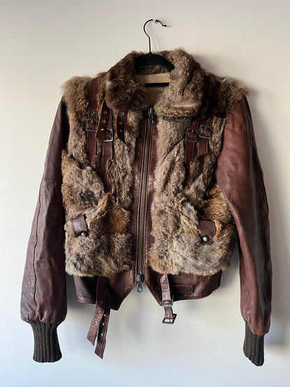 Veste courte en fourrure et cuir à boucles