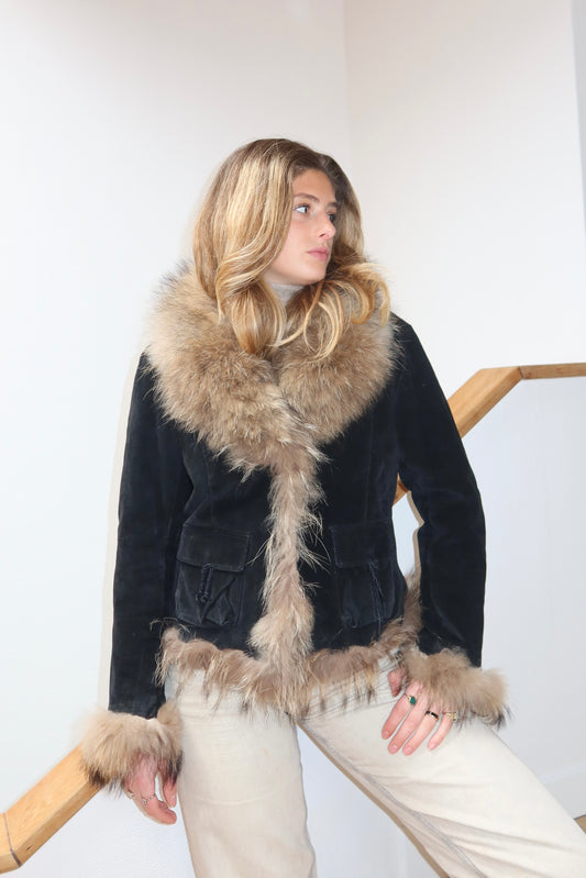 Veste en cuir noir avec bordures en fourrure