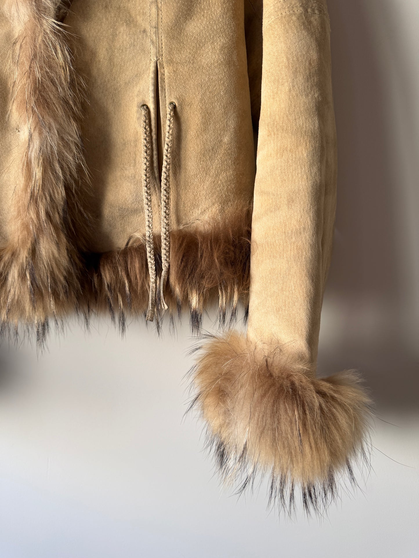 Veste en cuir avec bordures en fourrure beige