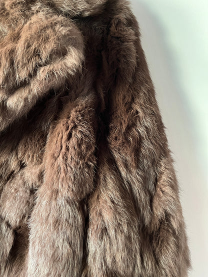 Manteau en fourrure marron ceinturé