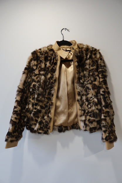 Veste courte en fourrure imprimée léopard