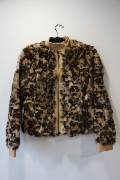 Veste courte en fourrure imprimée léopard