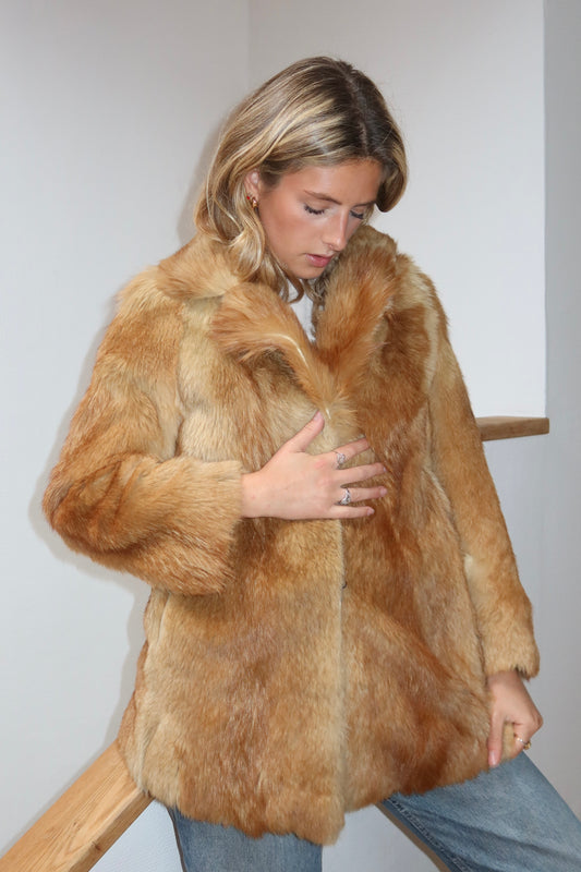 Manteau en fourrure beige avec col à revers