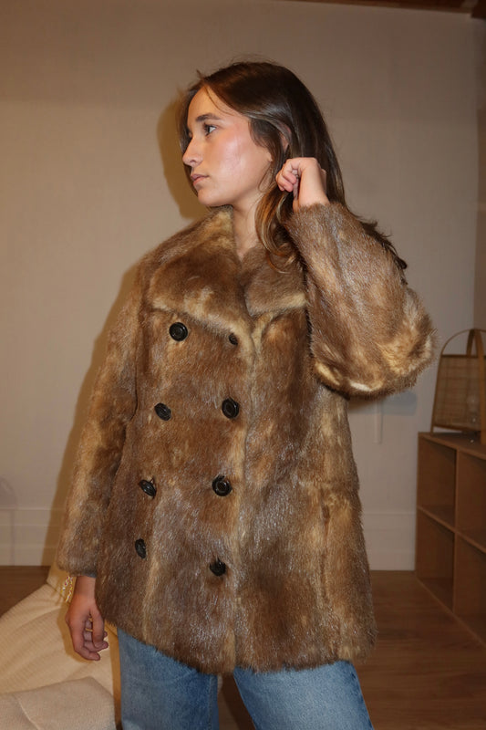 Manteau en fourrure forme caban