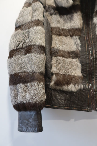 Veste courte en fourrure et cuir rayée