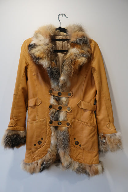 Veste en cuir et bordures en fourrure