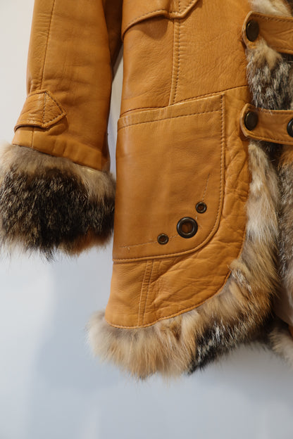 Veste en cuir et bordures en fourrure