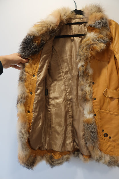 Veste en cuir et bordures en fourrure