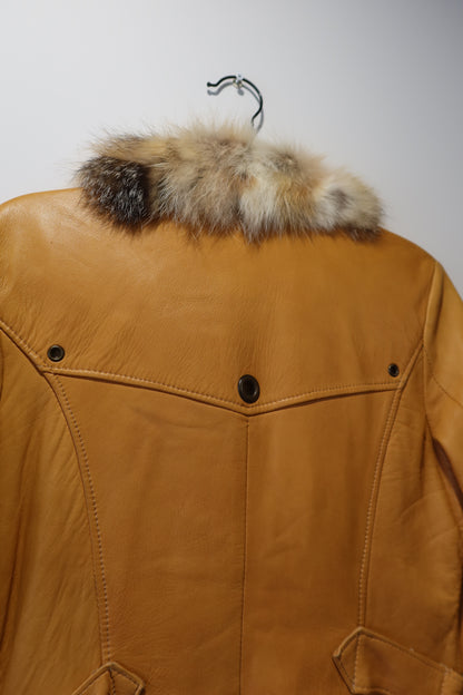 Veste en cuir et bordures en fourrure