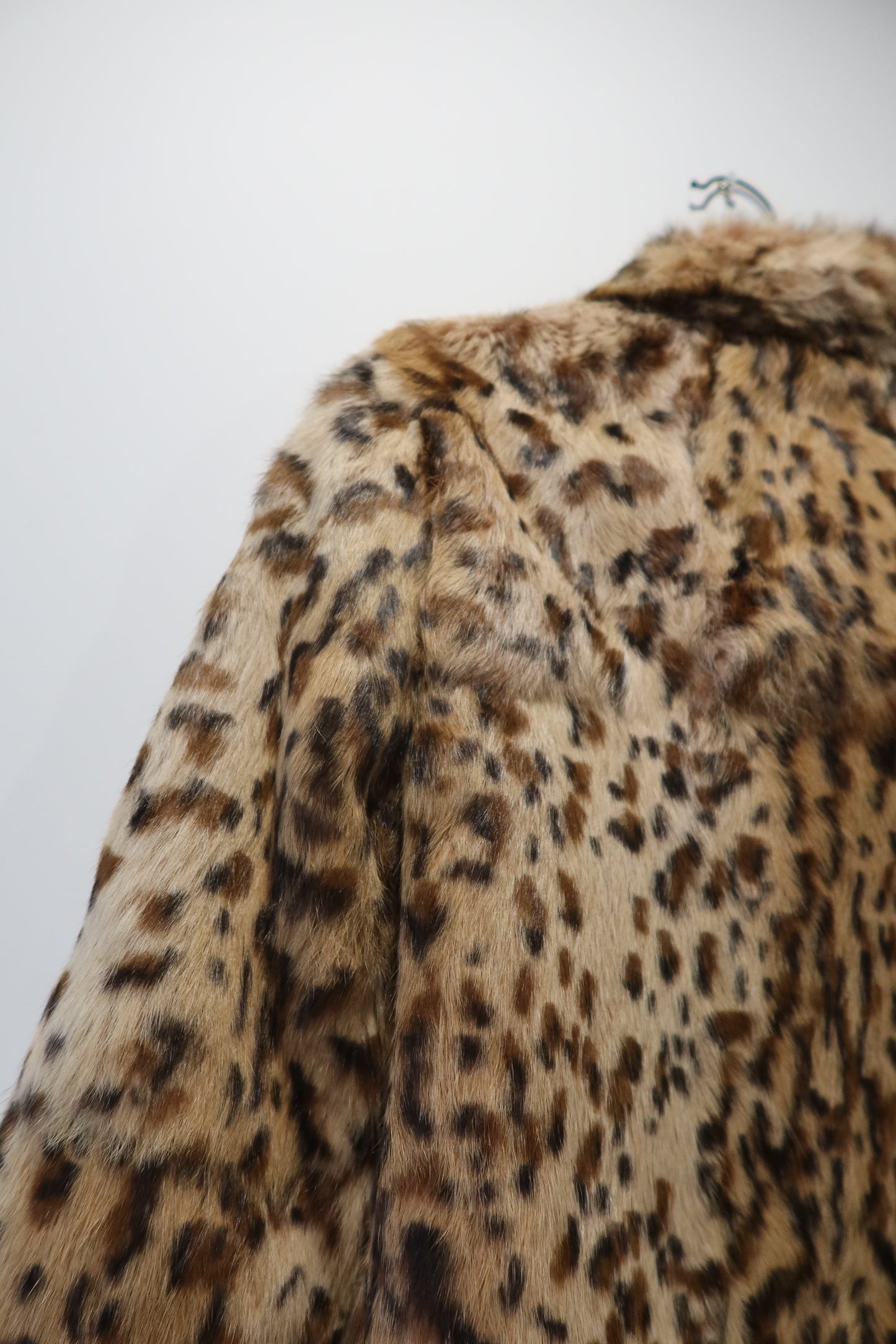 Veste en fourrure imprimée léopard