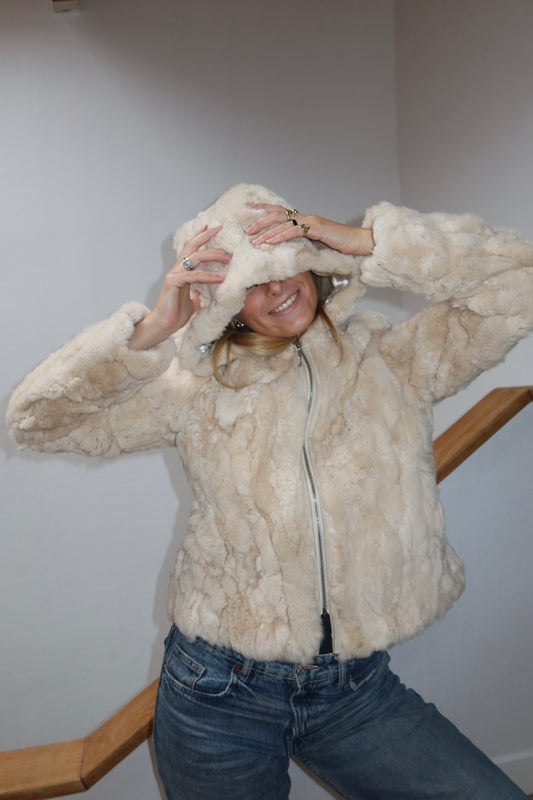 Veste à capuche en fourrure crème