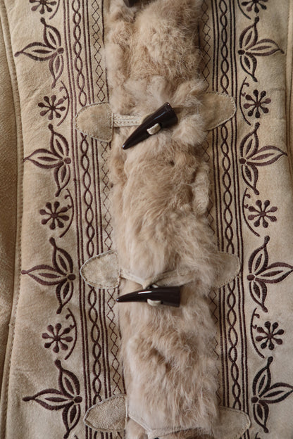 Veste en peau retournée beige et bordures en fourrure