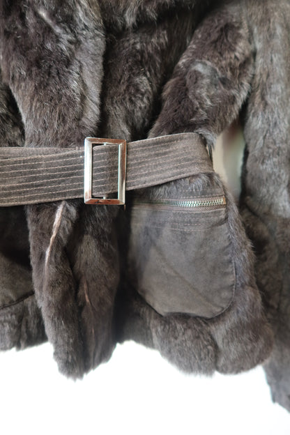 Veste en fourrure et daim grise avec ceinture
