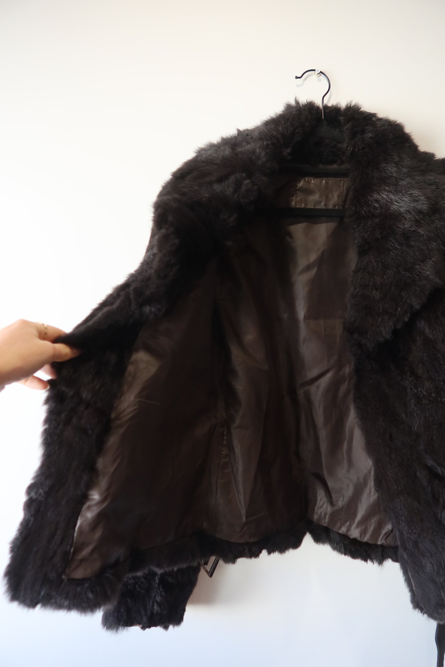 Veste en fourrure et daim grise avec ceinture