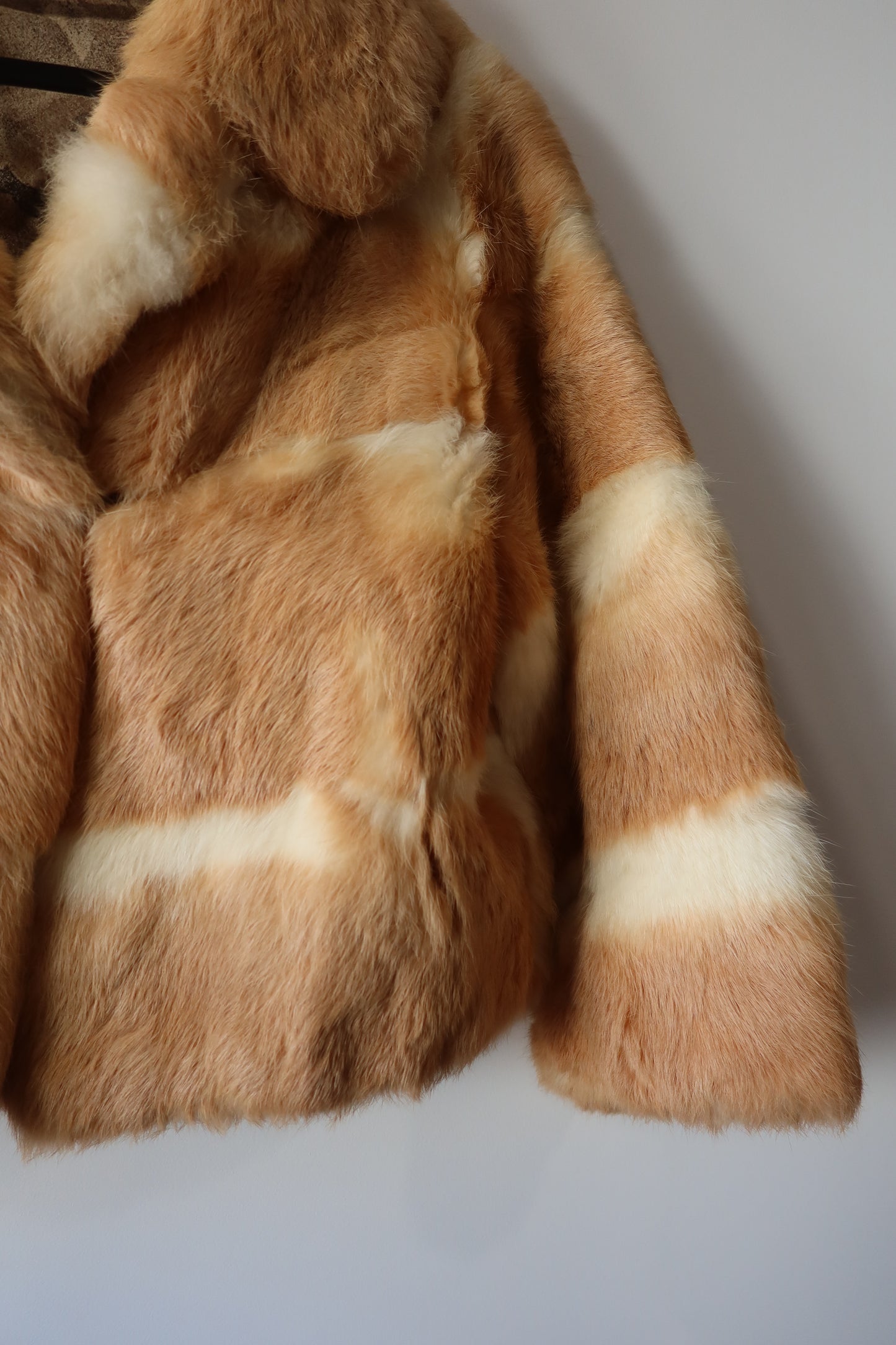 Manteau court en fourrure beige et crème