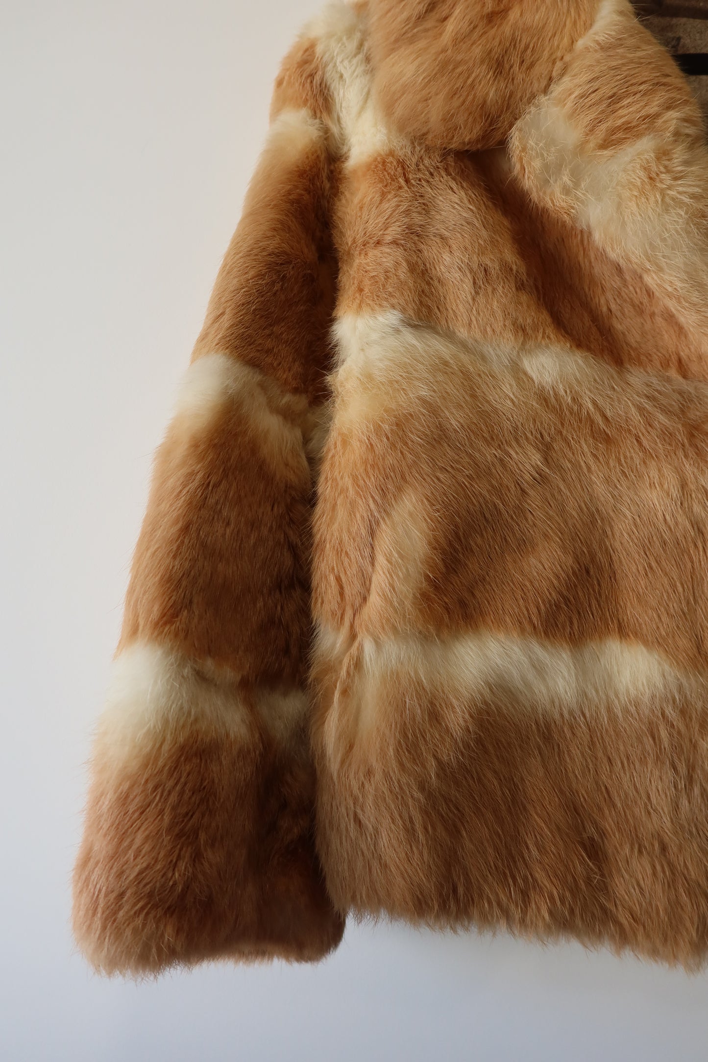 Manteau court en fourrure beige et crème