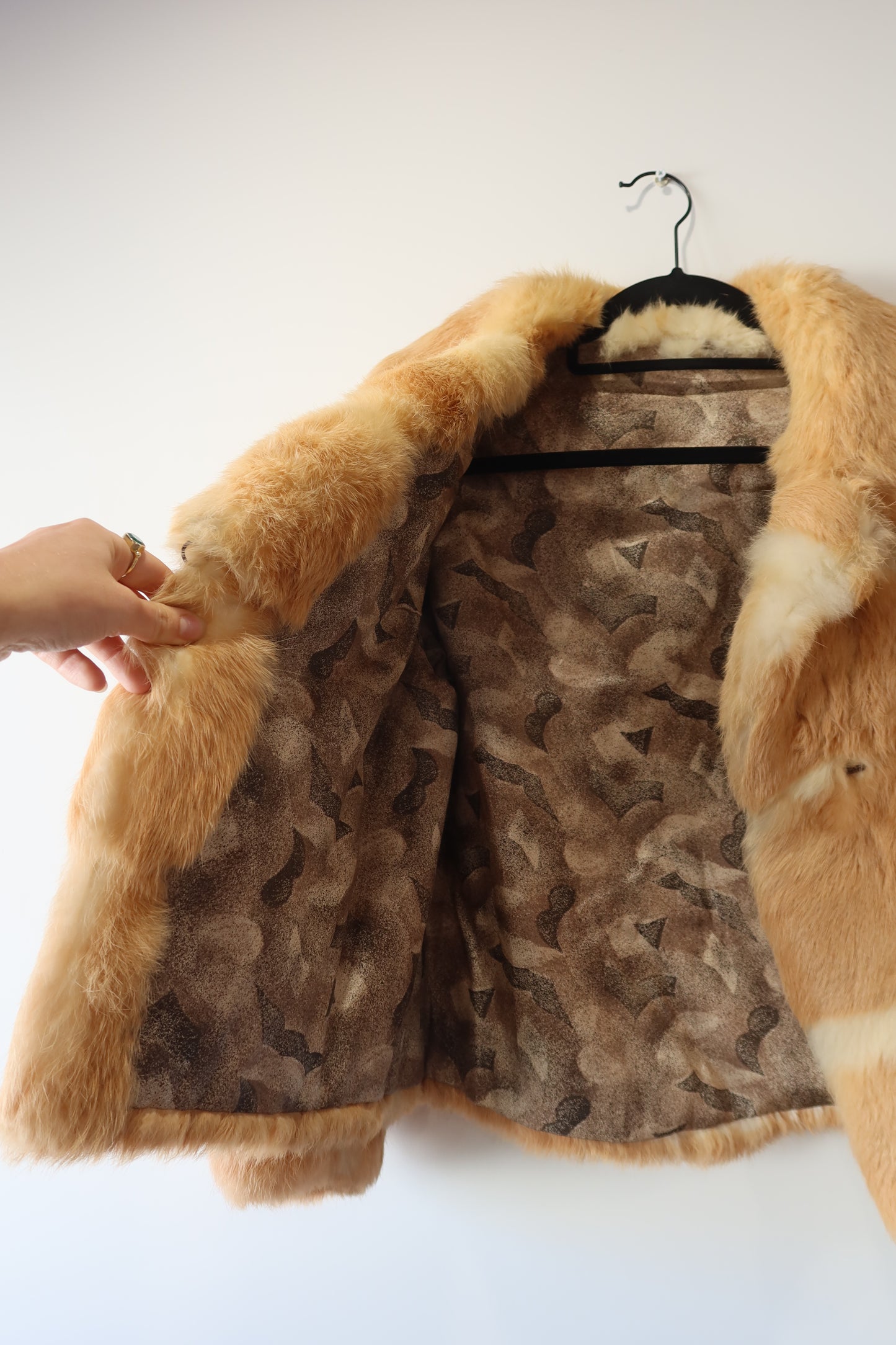 Manteau court en fourrure beige et crème