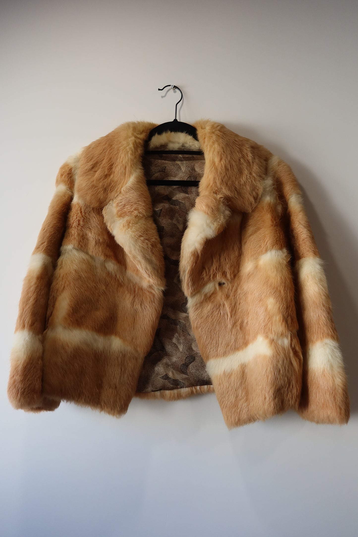 Manteau court en fourrure beige et crème