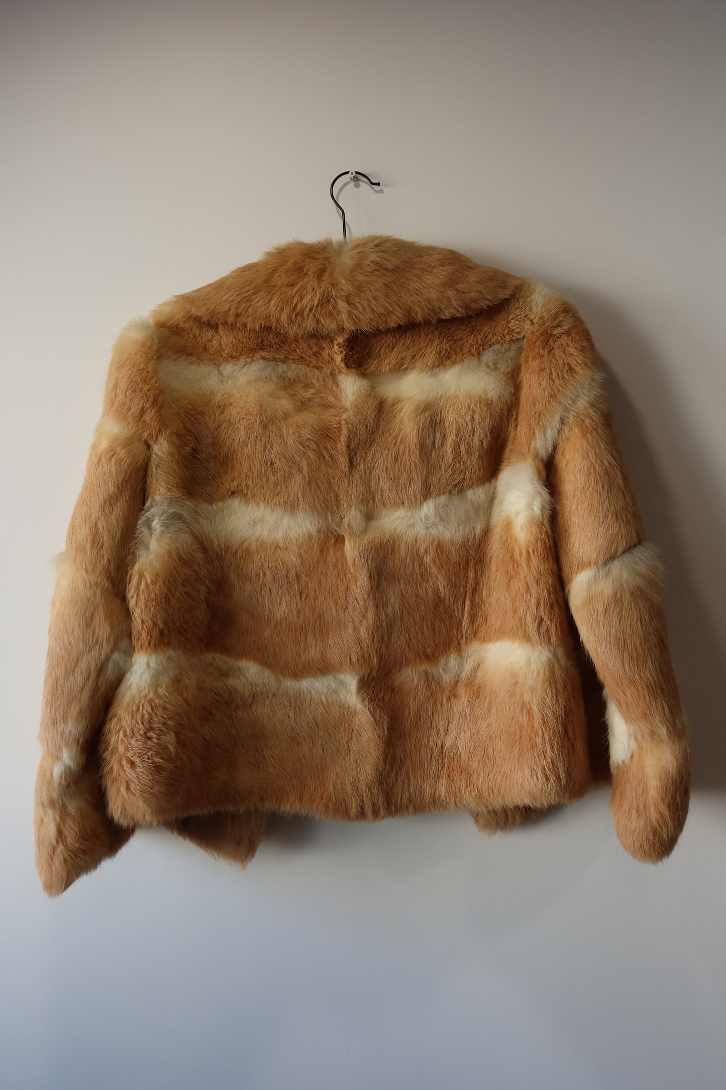 Manteau court en fourrure beige et crème