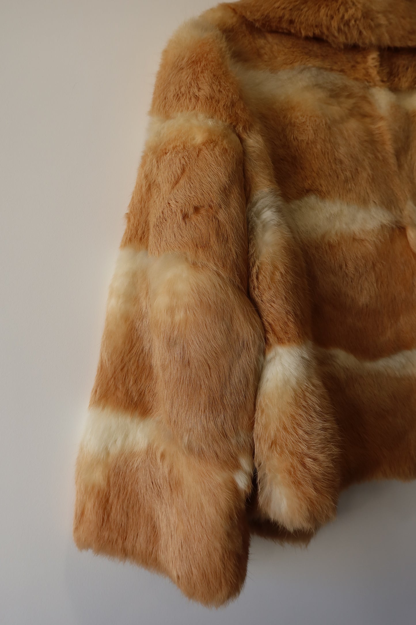 Manteau court en fourrure beige et crème