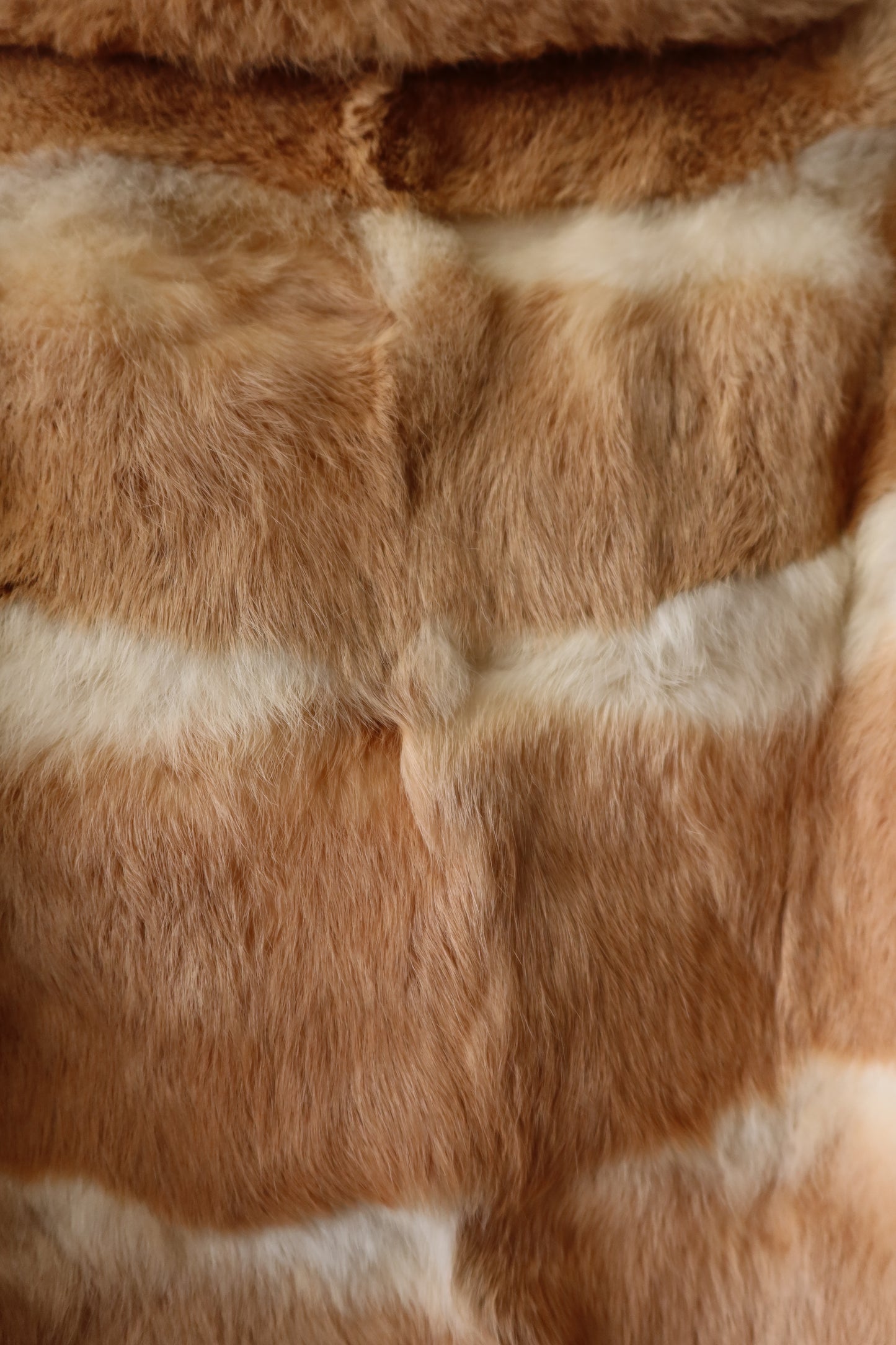 Manteau court en fourrure beige et crème