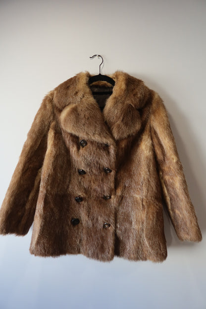 Manteau en fourrure forme caban