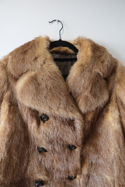 Manteau en fourrure forme caban