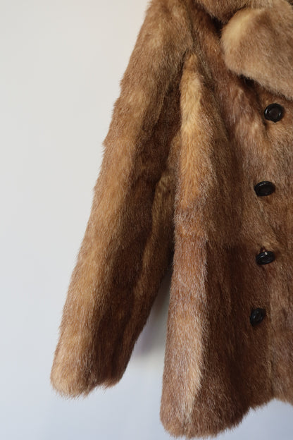 Manteau en fourrure forme caban