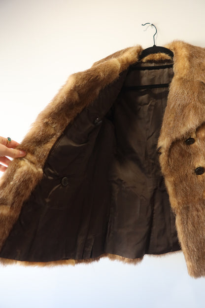 Manteau en fourrure forme caban