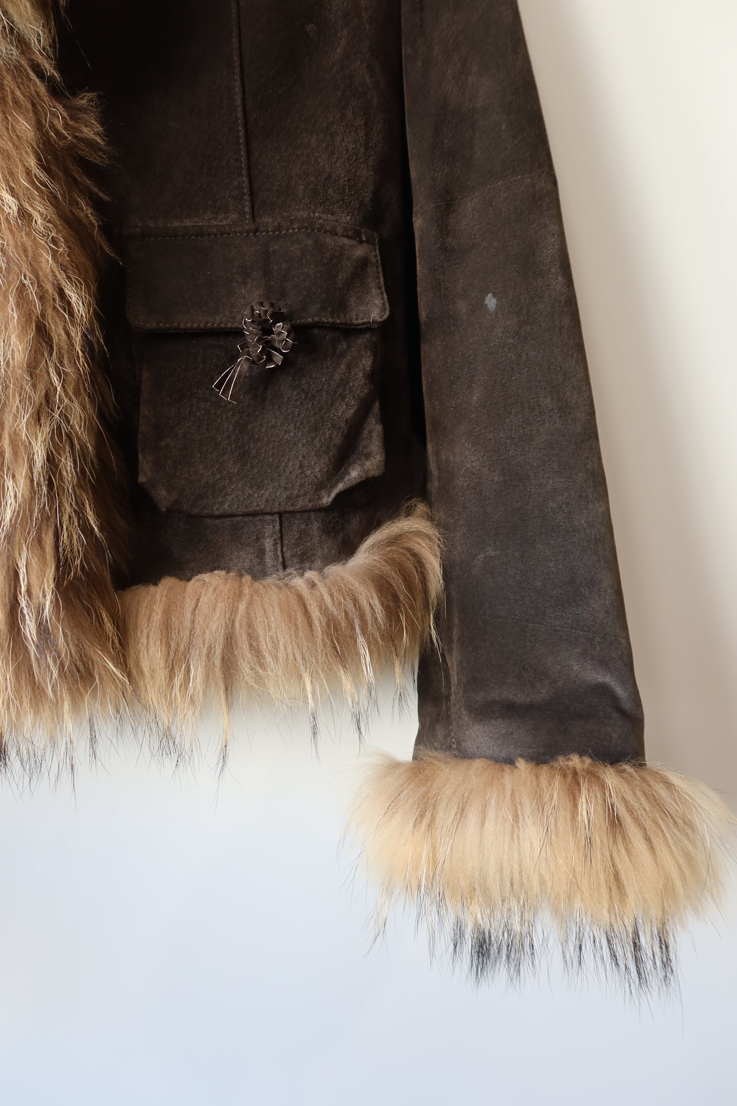 Veste en cuir avec bordures en fourrure