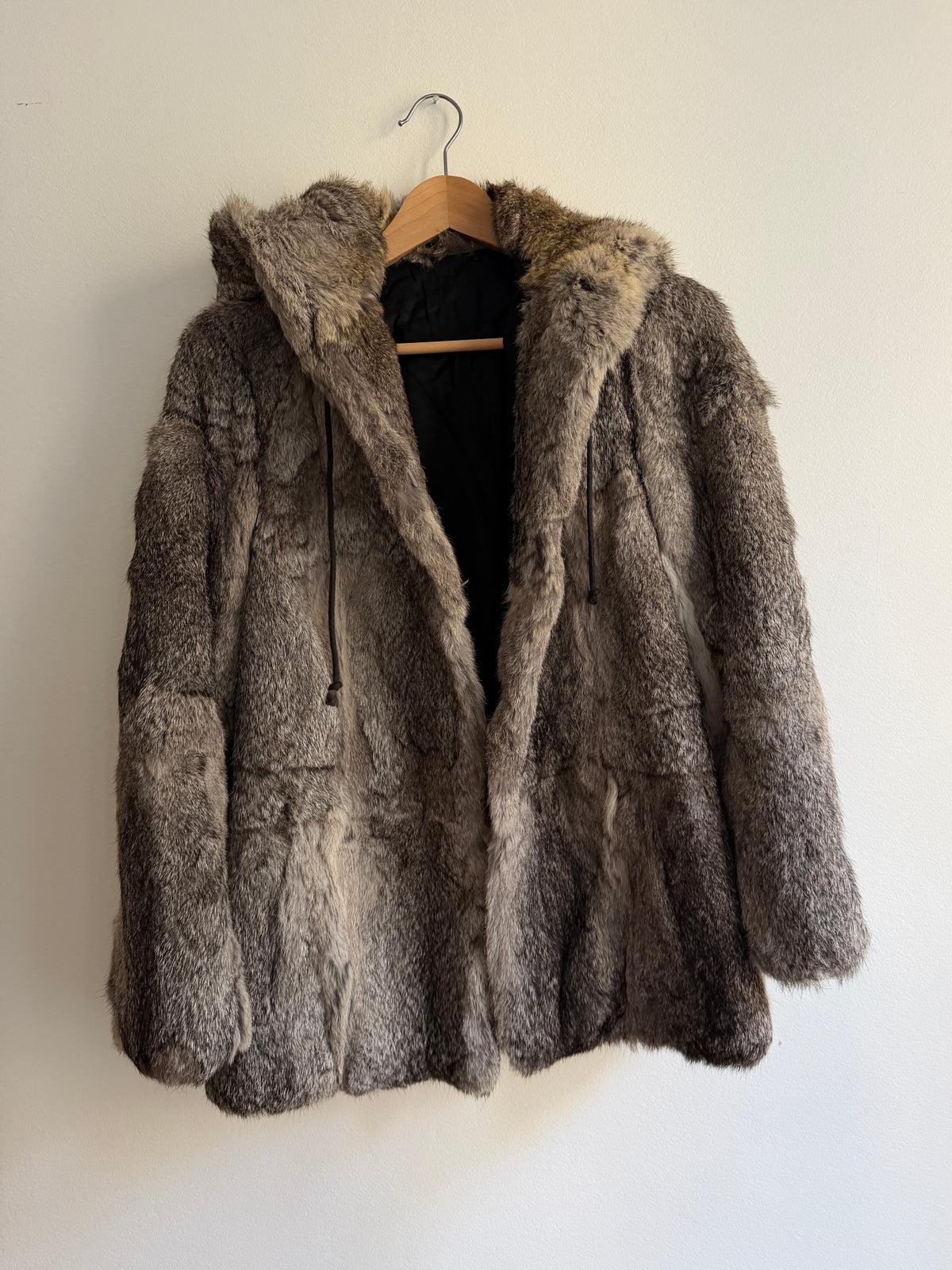 Veste à capuche en fourrure grise