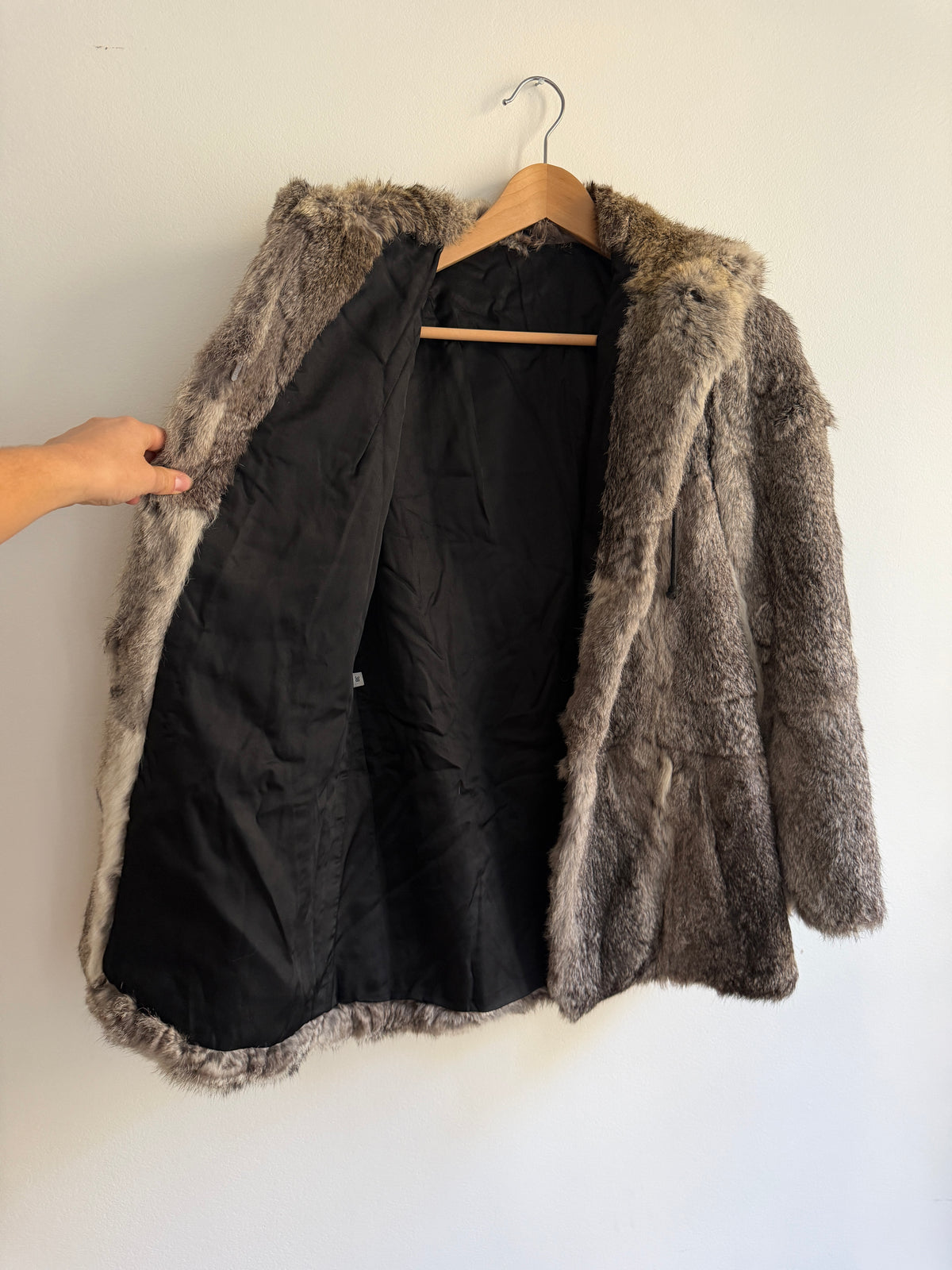 Veste à capuche en fourrure grise