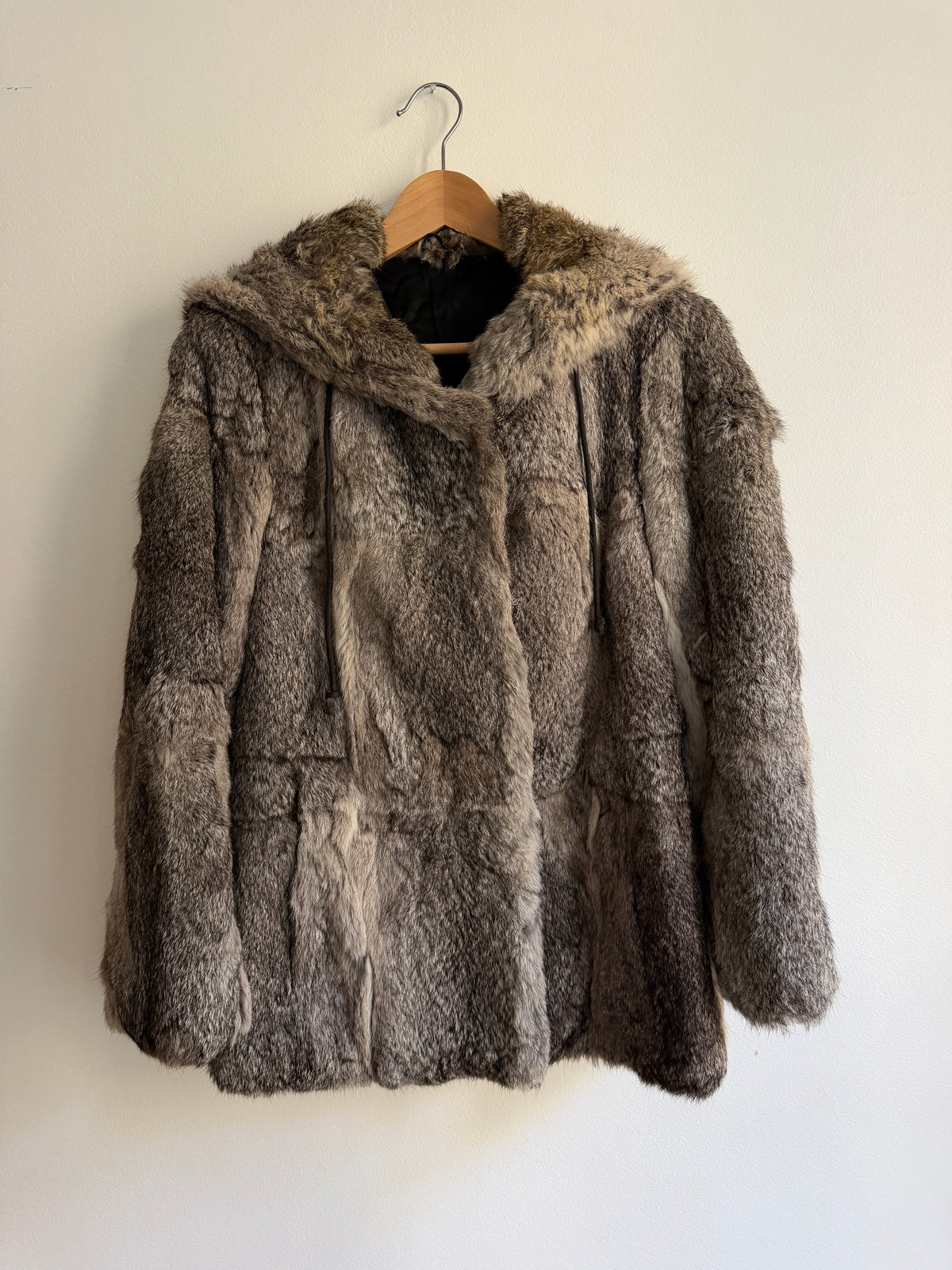 Veste à capuche en fourrure grise